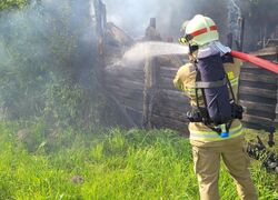 Brand Gartenzaun und Hecke sowie ein BMA Alarm