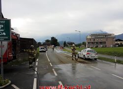 Aufräumungsarbeiten nach Verkehrsunfall